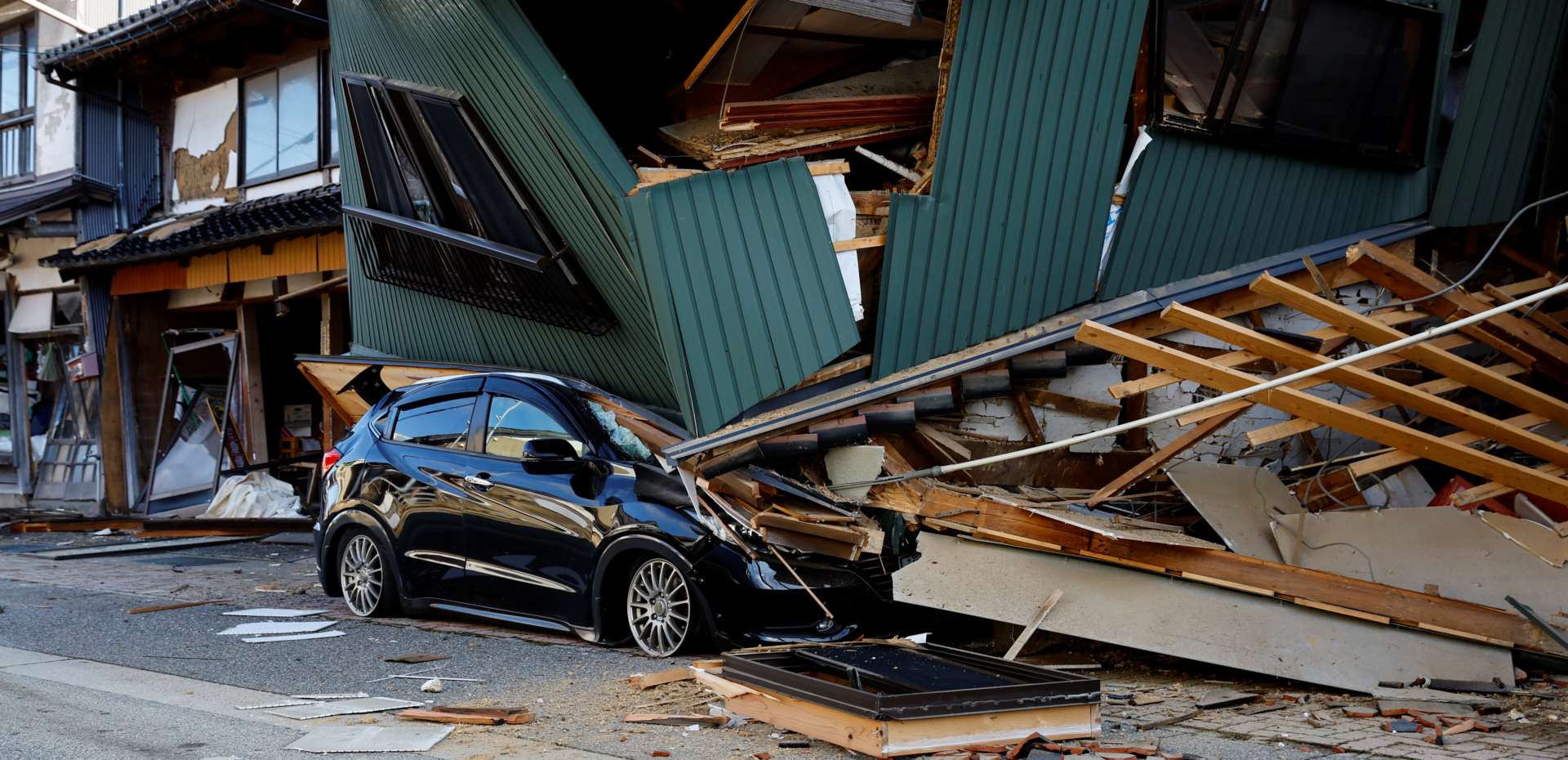 Japón Azotado por la Tragedia; Un Masivo Terremoto Opaca las Celebraciones de Año Nuevo